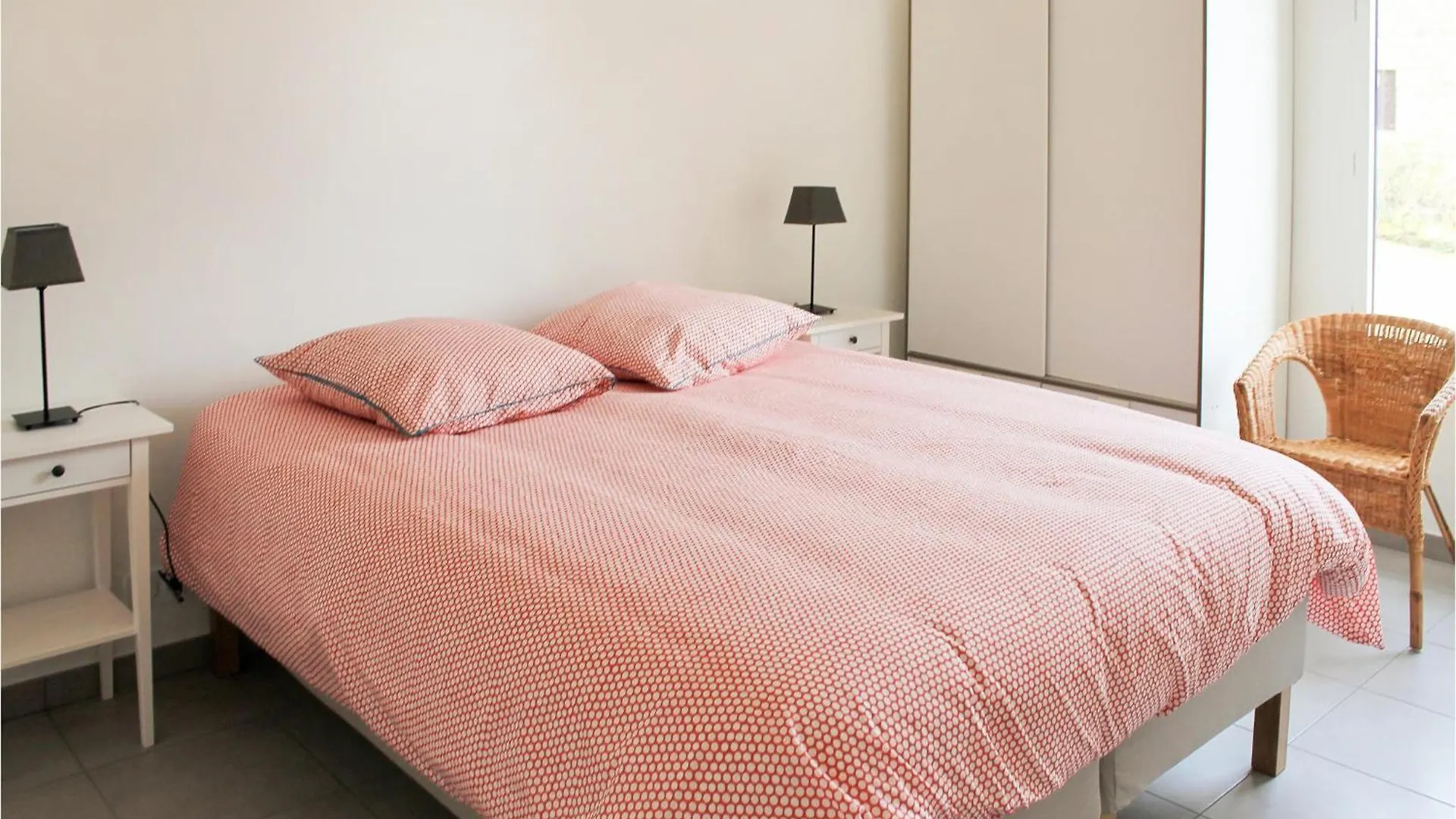 Beautiful Home In Erdeven With Kitchenette Casa de Férias